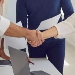 تصویر دست دادن یک رئیس با یک همکار دیگر