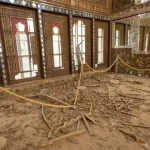 تصویری از درون کاخ گلستان که نشان میدهد در اثر خسارات جنگ رمضان، مقدار زیادی خردهشیشه روی زمین ریخته.